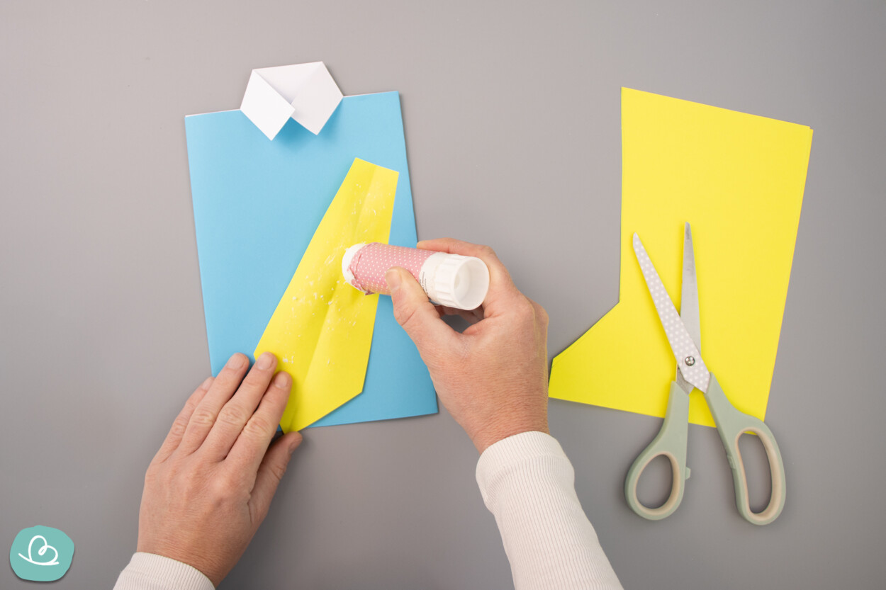 Krawatte aus Papier aufkleben