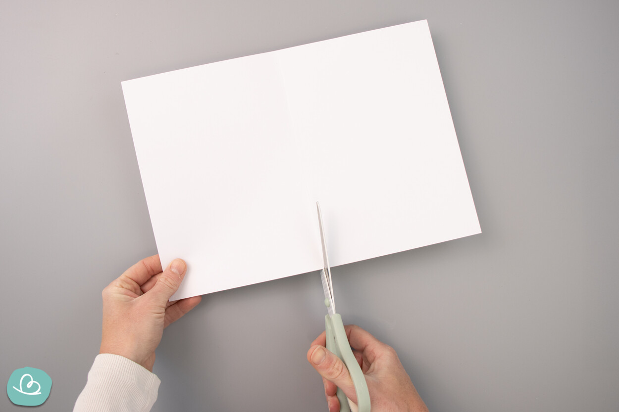 Papier in der Mitte auseinander schneiden
