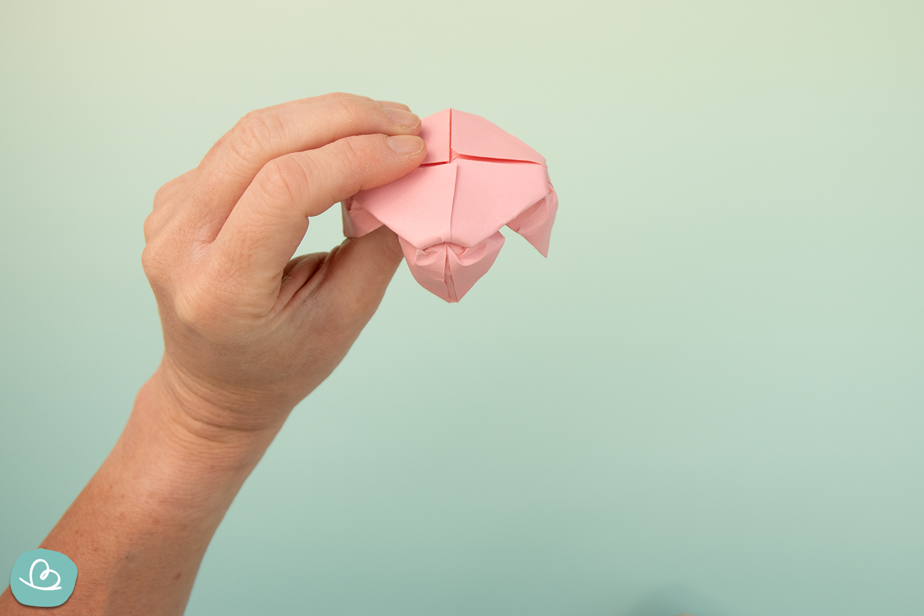 Rückseite einer Lotusblüte aus Origamipapier