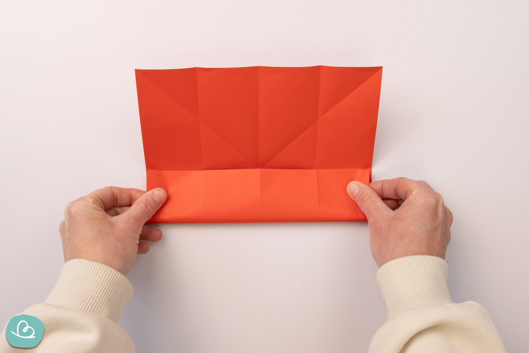 Papier wird mit den Händen gefaltet