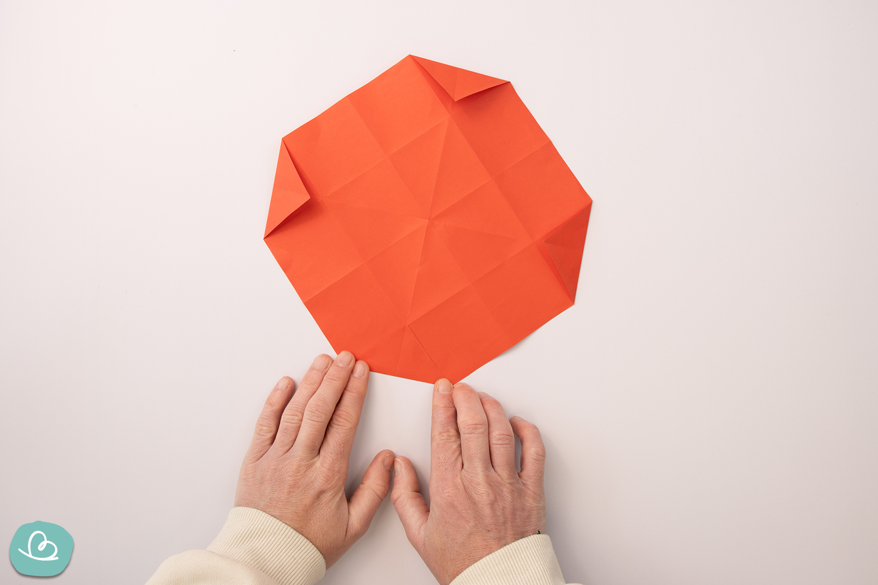 Vier Ecken Origami Papier nach innen falten