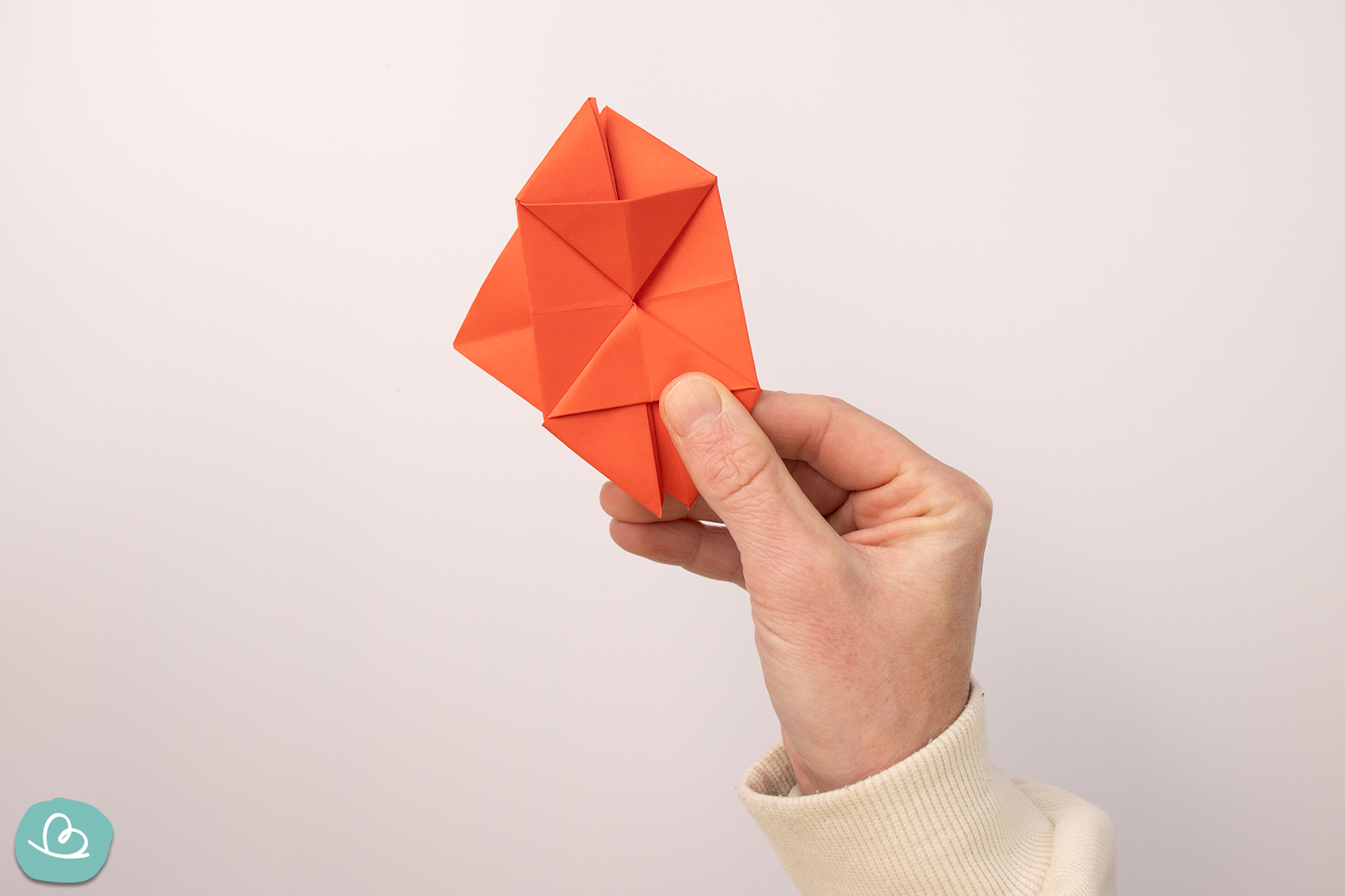 DIY-Papierrose aus rotem Origami-Papier basteln