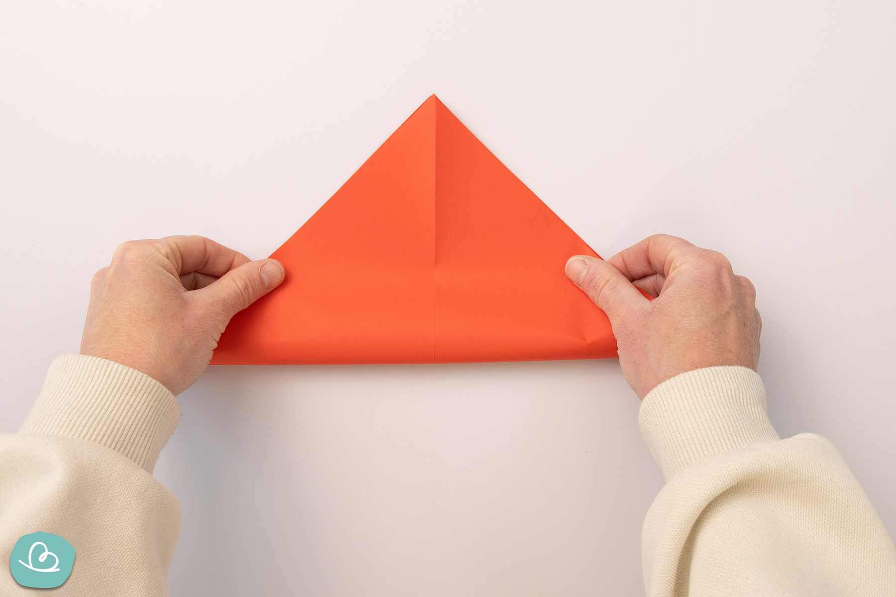 Origami Papier zu einem Dreieck falten