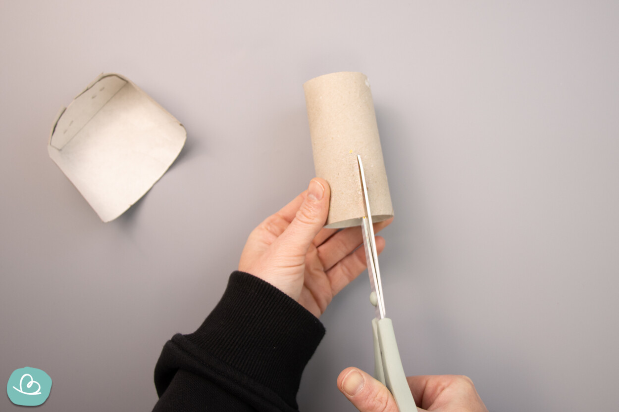 Klopapierrolle mit Schere einscheiden
