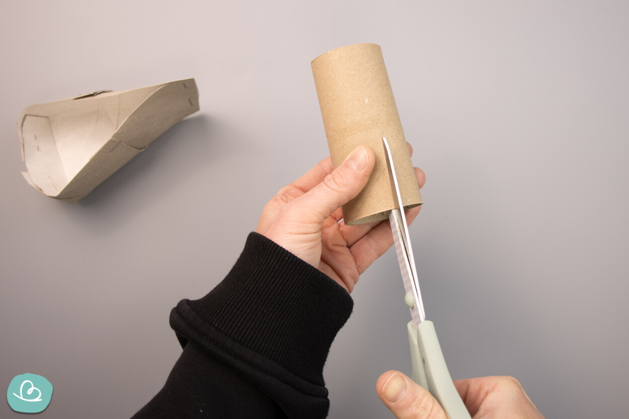 Klopapierrolle auseinanderschneiden