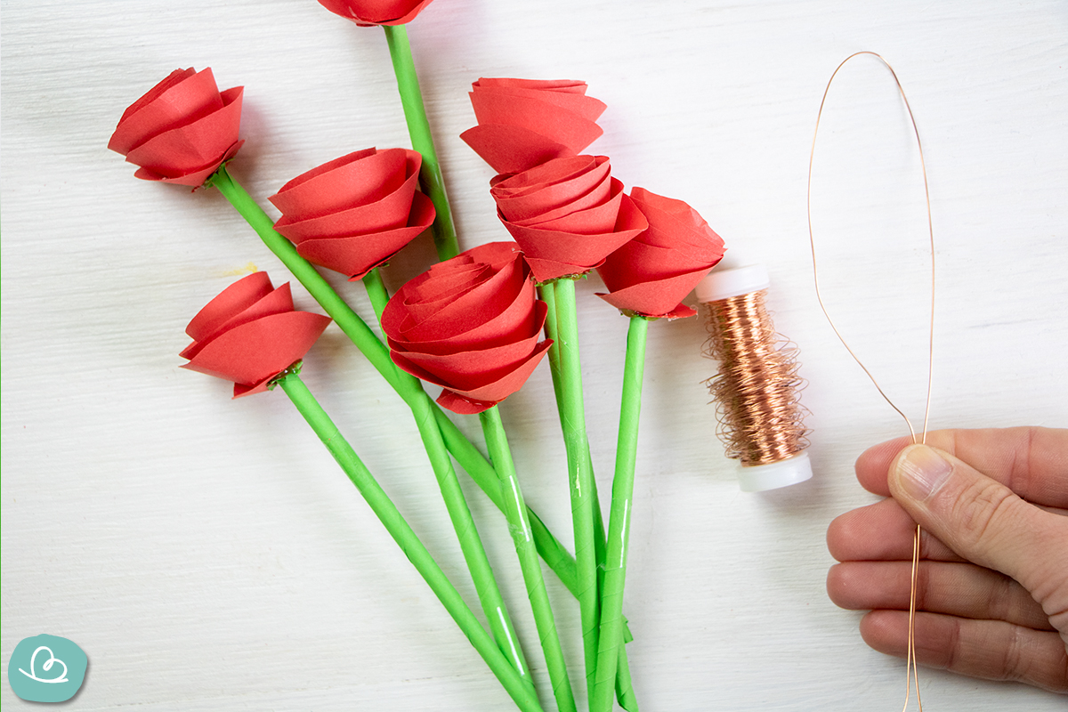 Rosen mit Draht zusammenbinden