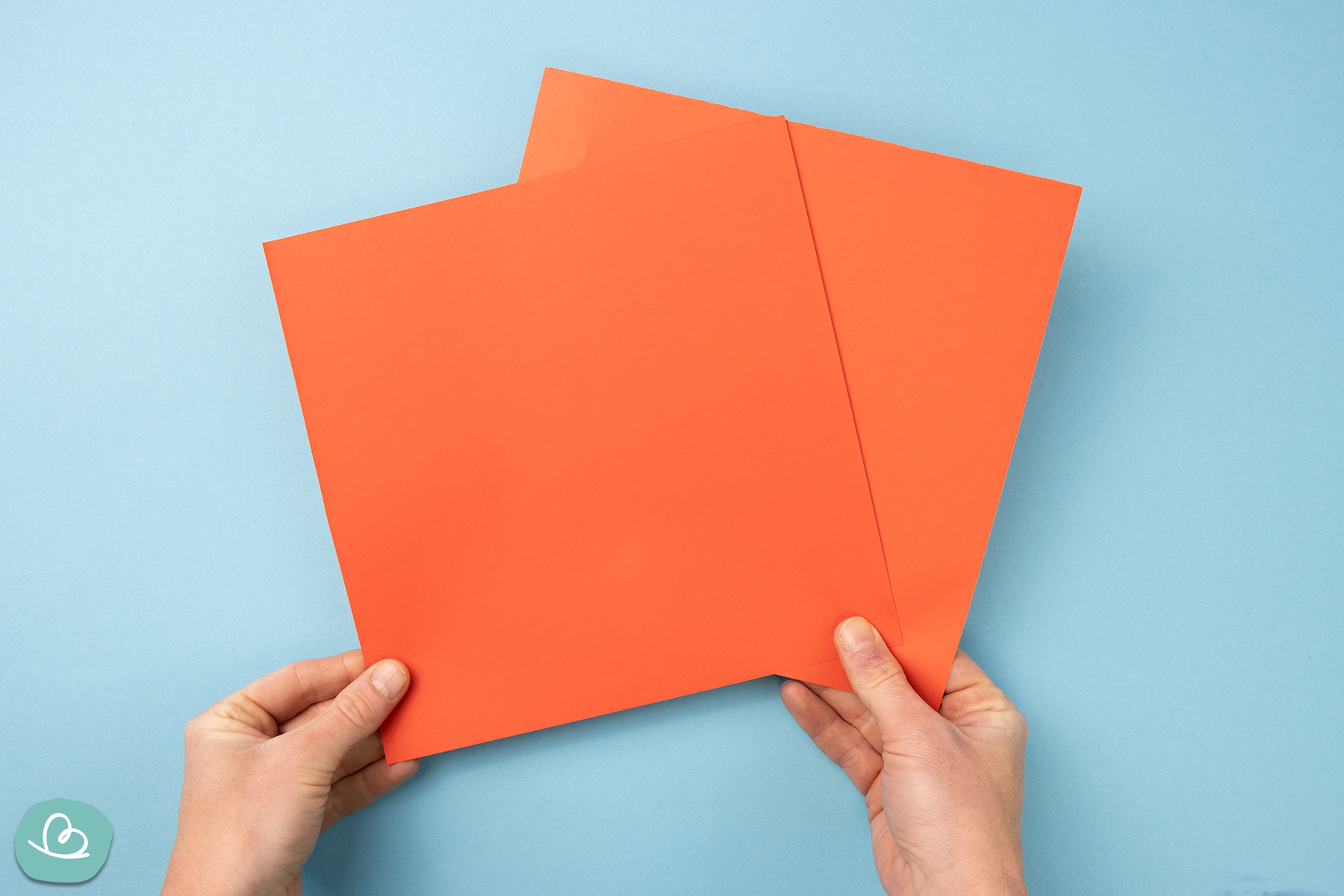 Materialien für Origami Bastelprojekt – rotes Origami Papier