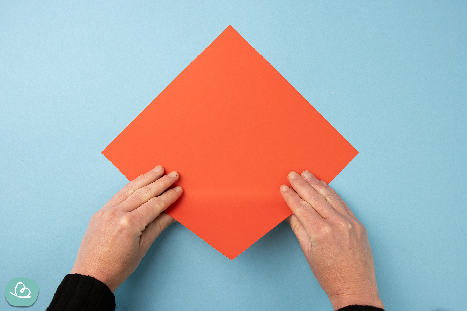Origami Anleitung Schritt 1: Quadrat aus Papier diagonal falten