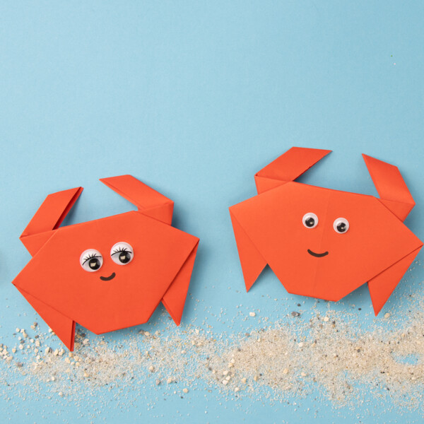 Fertiger Origami Krebs aus rotem Papier – kreative Bastelidee für Kinder