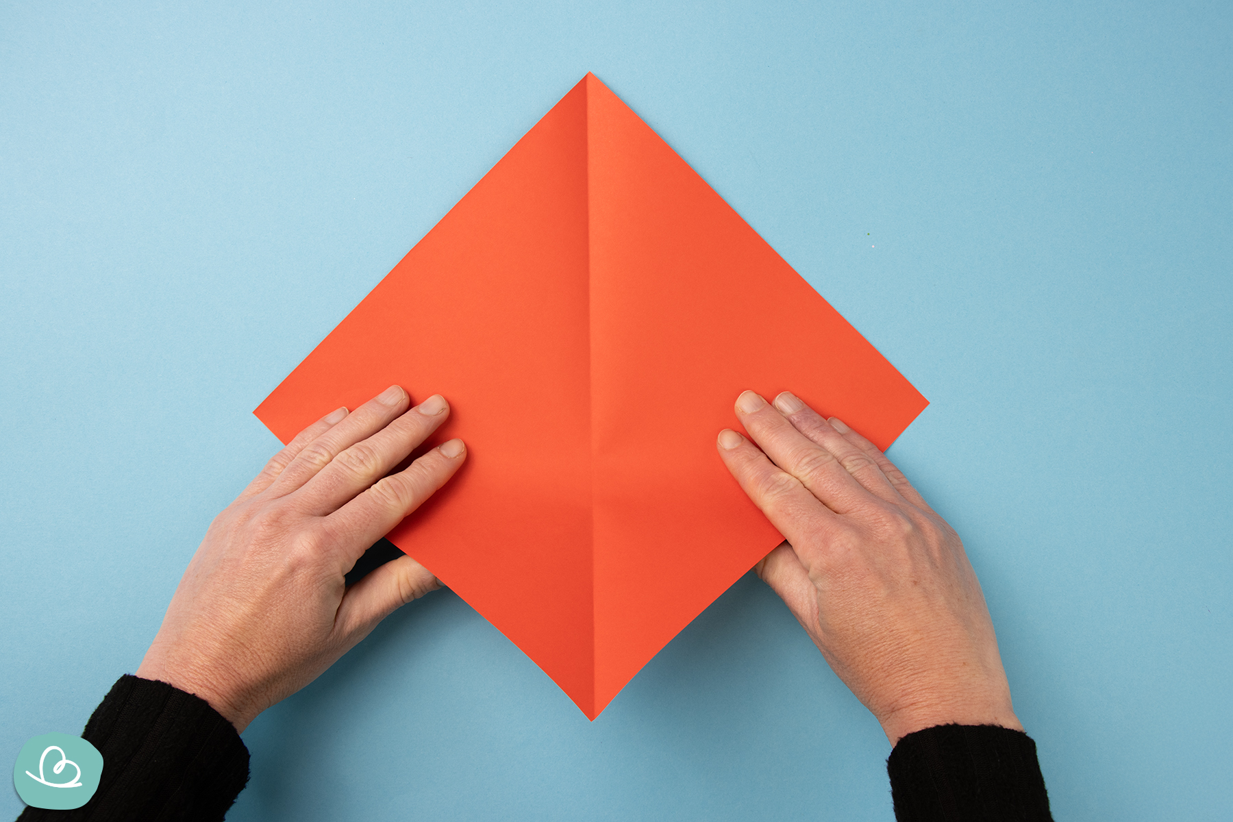Origami papeir mit den Händen falten