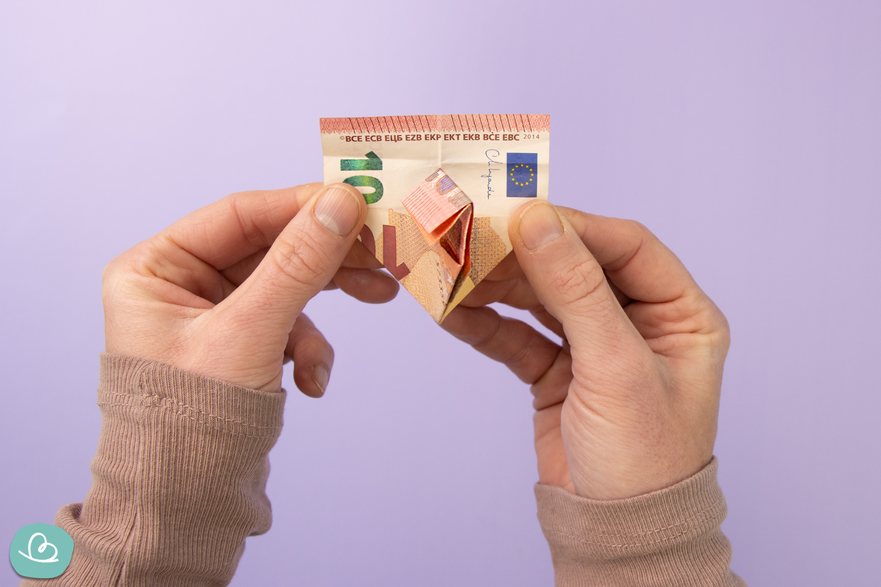 Geldscheine mit Faltanleitung zu einem Schmetterling falten