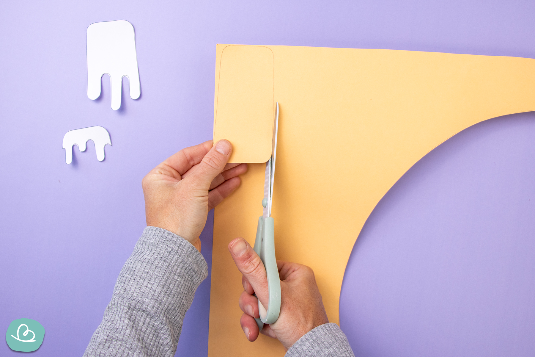 Rechteck mit abgerundeten Ecken aus Papier ausschneiden.