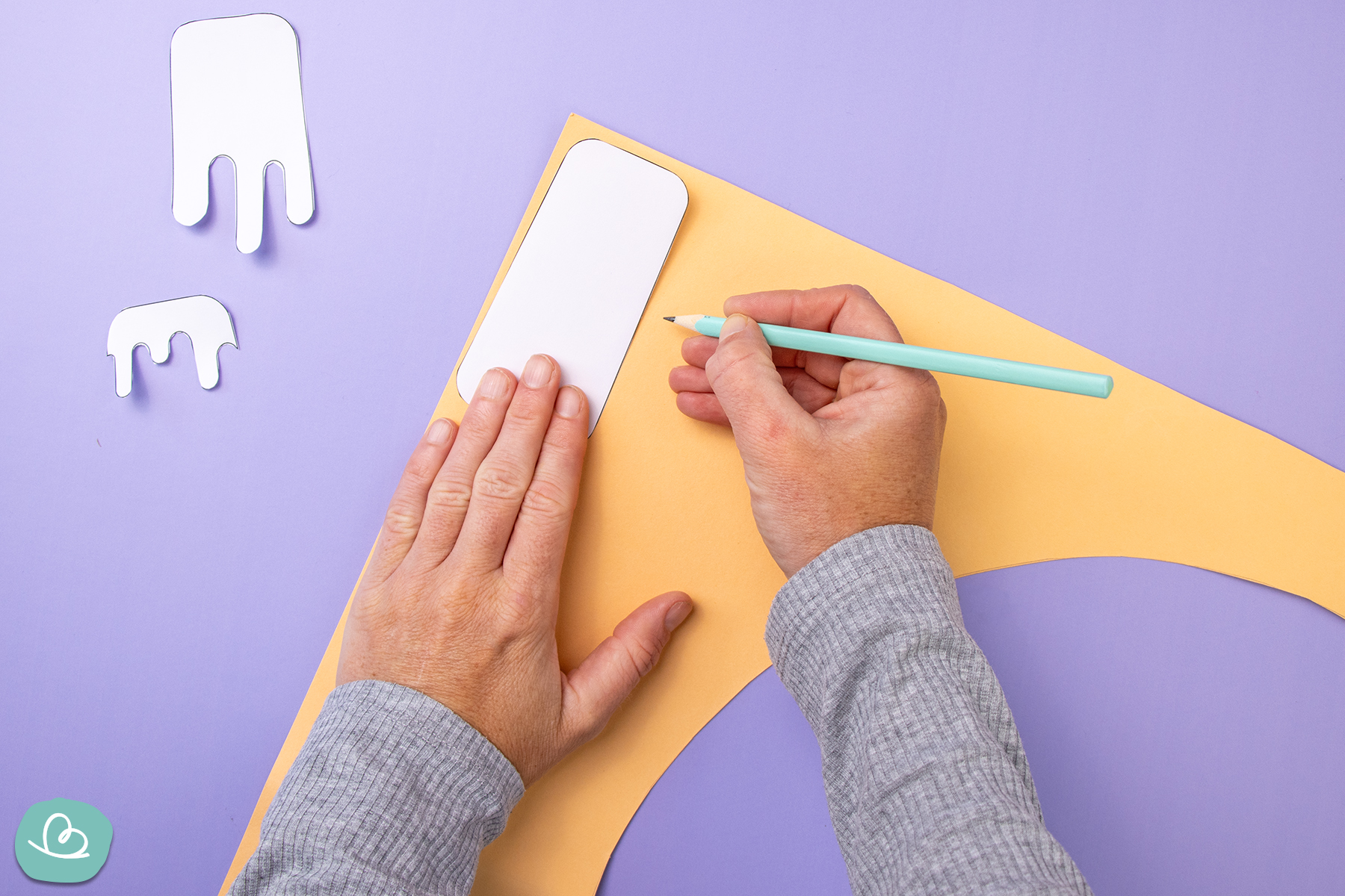 Bastelvorlage auf Tonpapier mit Bleistift übertragen