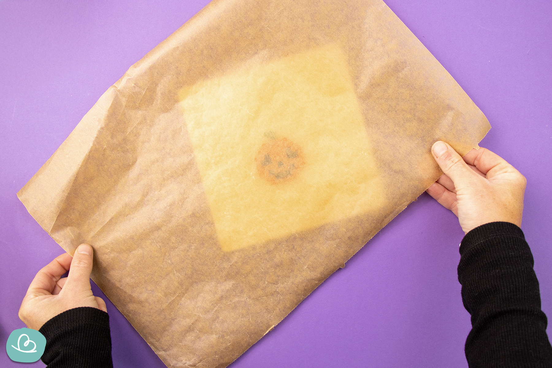 Bügelperlen auf Steckplatte mit Backpapier abdecken