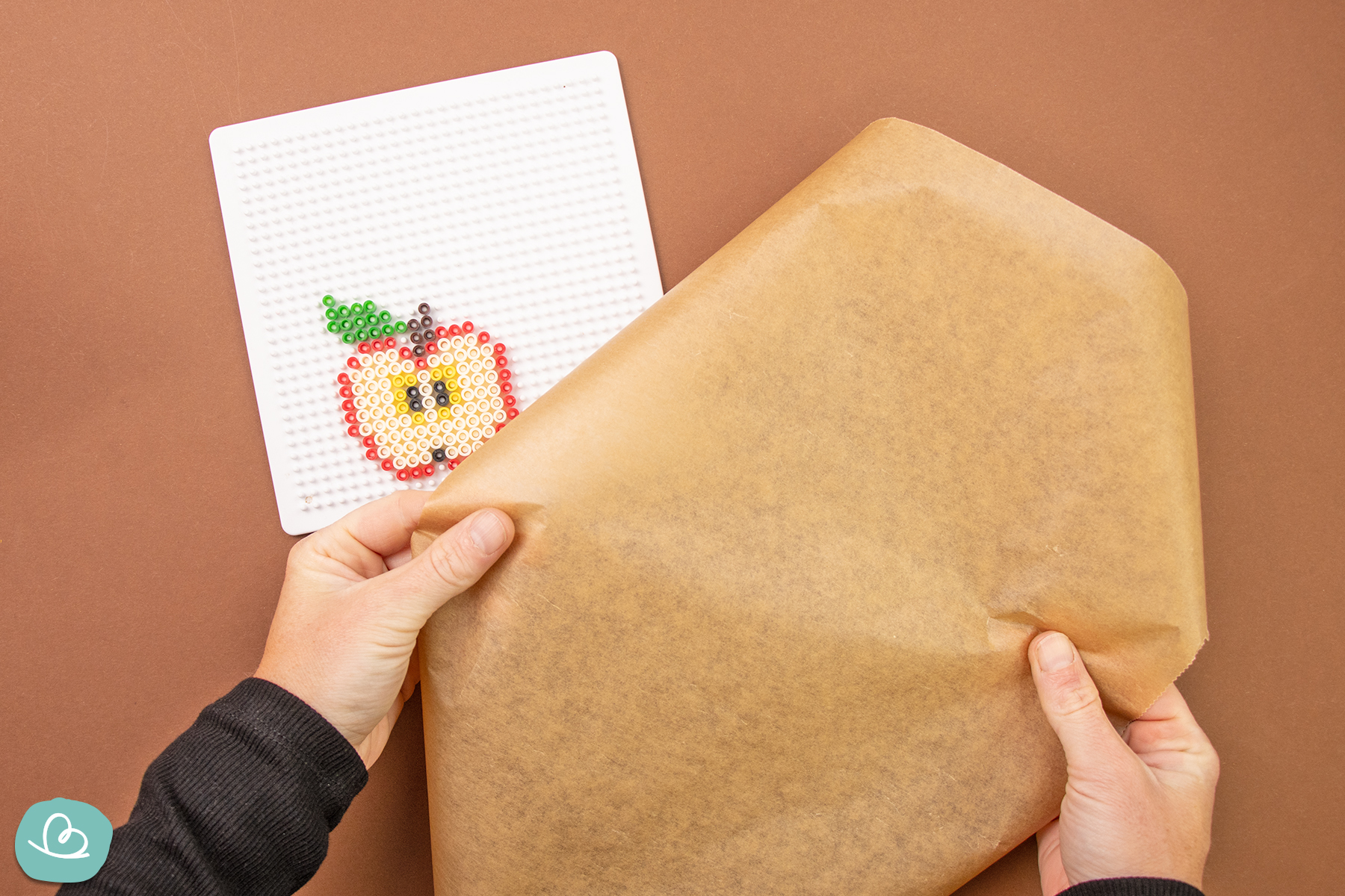 Bügelperlen und Steckerplatte mit Backpapier abdecken