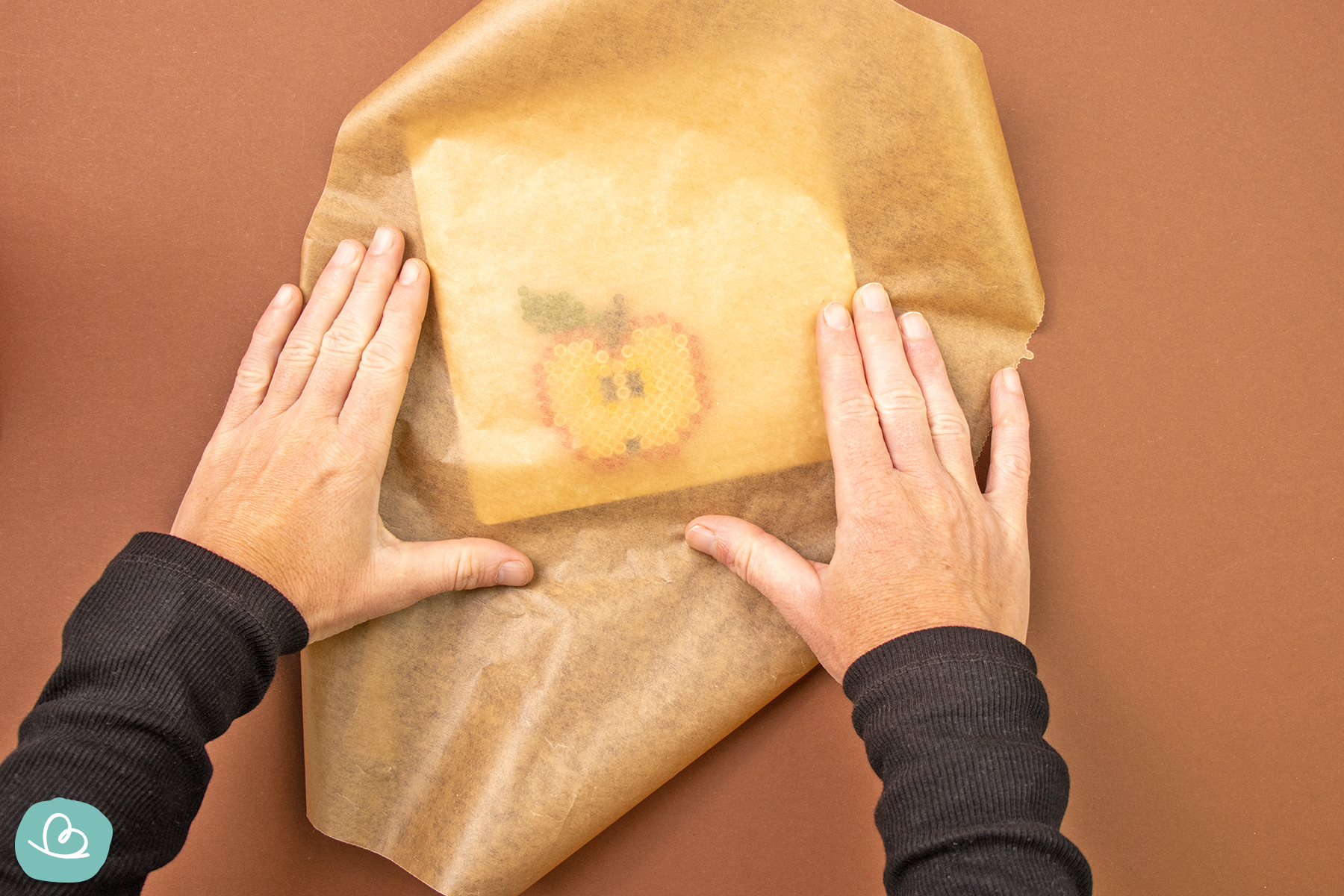 Mit Backpapier abgedeckte Steckerplatte und Bügelperlen