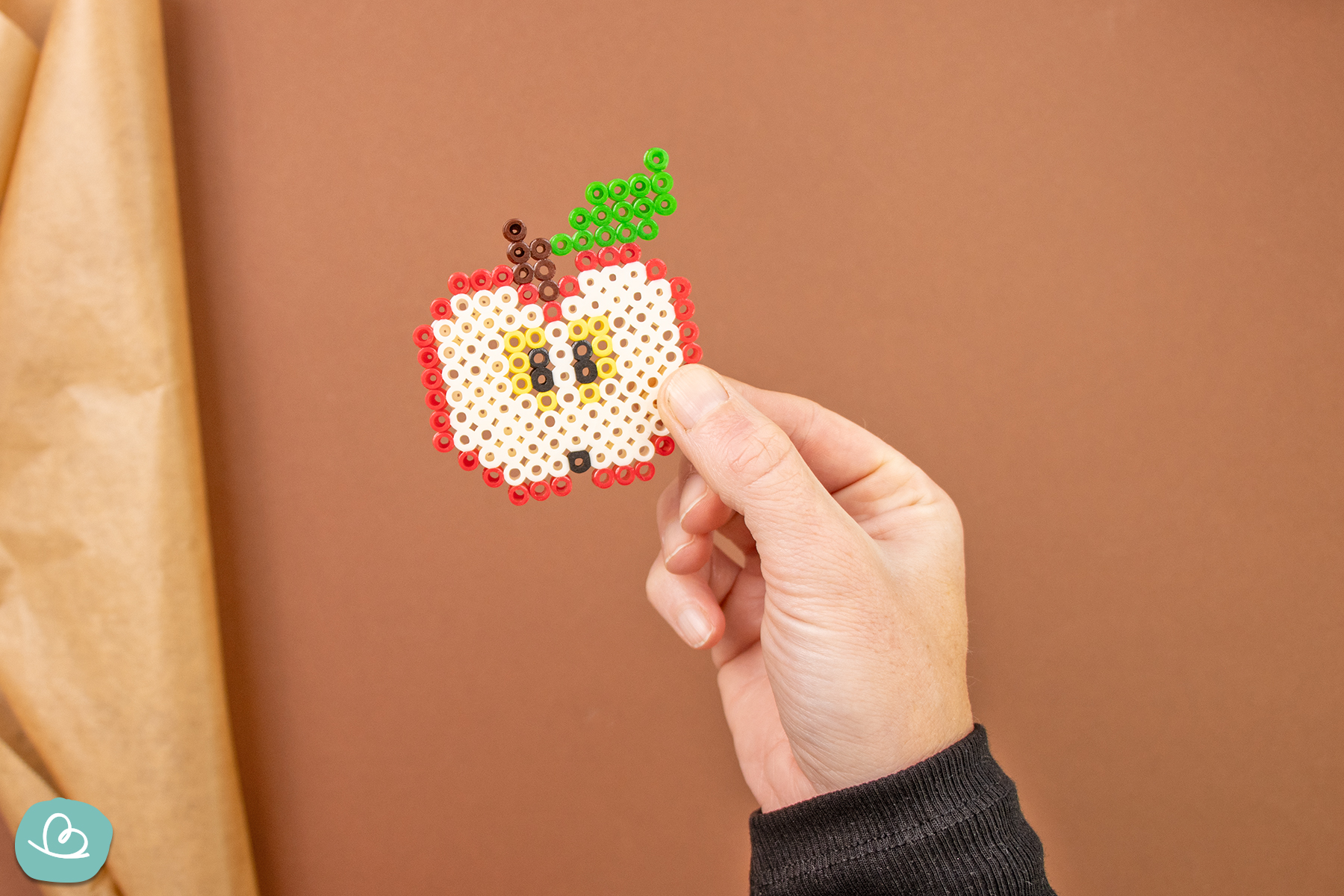 Bügelperlenmotiv: roter und halbierter Apfel mit Blatt