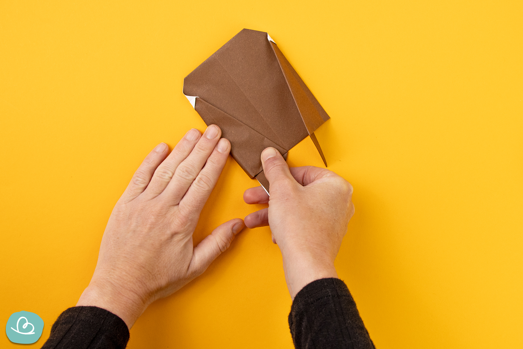 Flügel aus Papier falten.