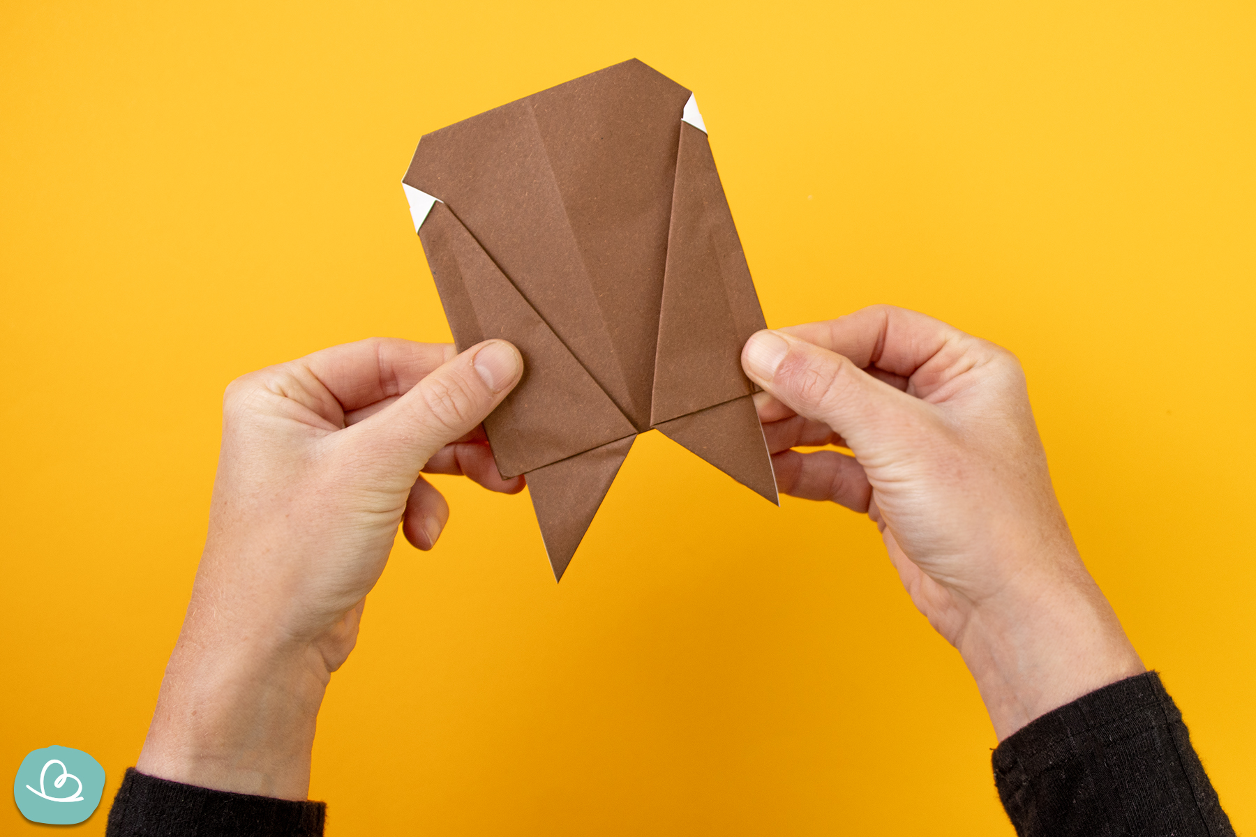 Weitere Details der Origami Eule falten.