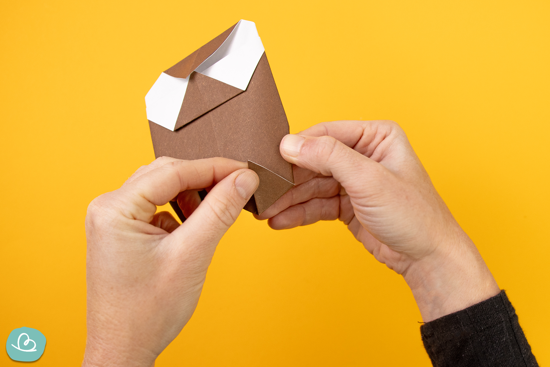 Krallen der Origami Eule falten.