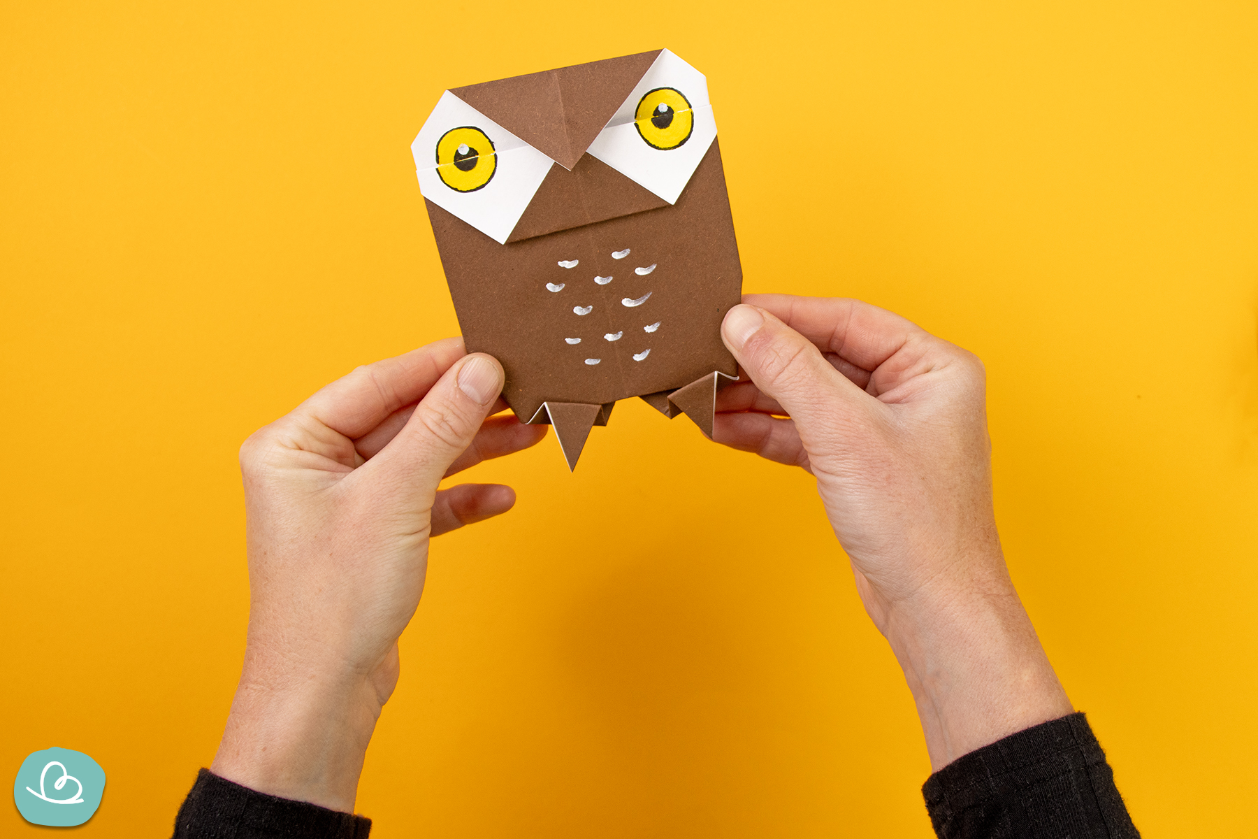 Origami Eule mit Augen und Gefieder