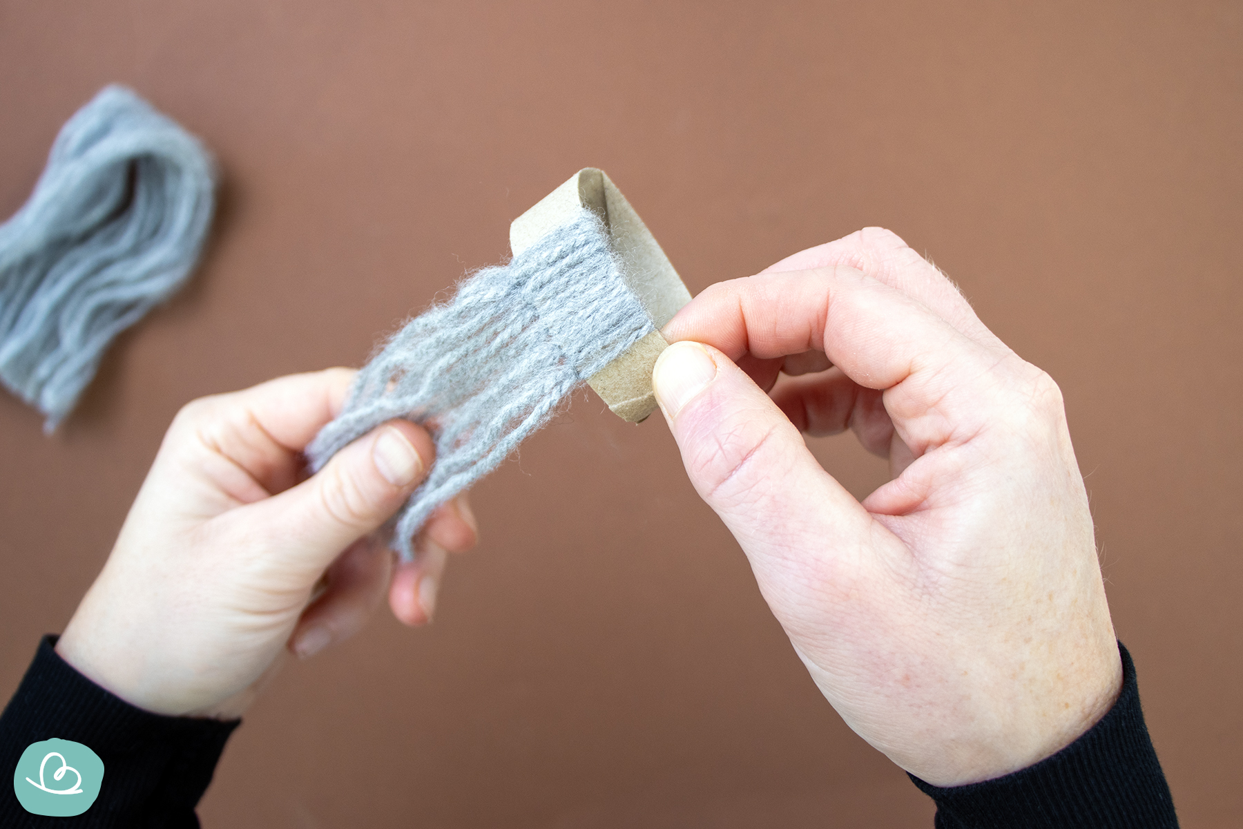 Wollfäden am Pappring anknüpfen