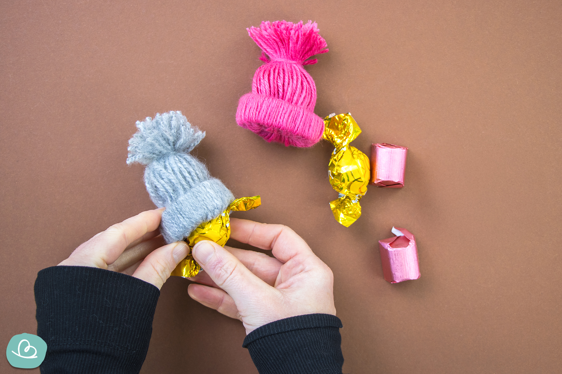 Süßigkeiten in Bommel-Mütze aus Wolle verstecken