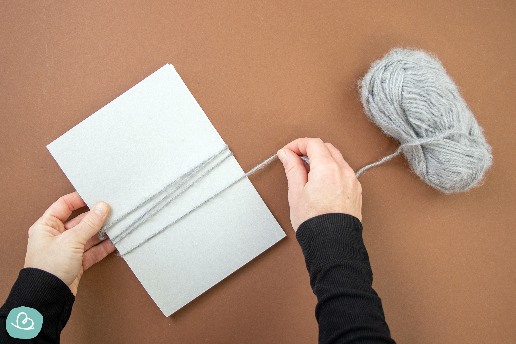 Wollknäul auf Pappe aufwickeln