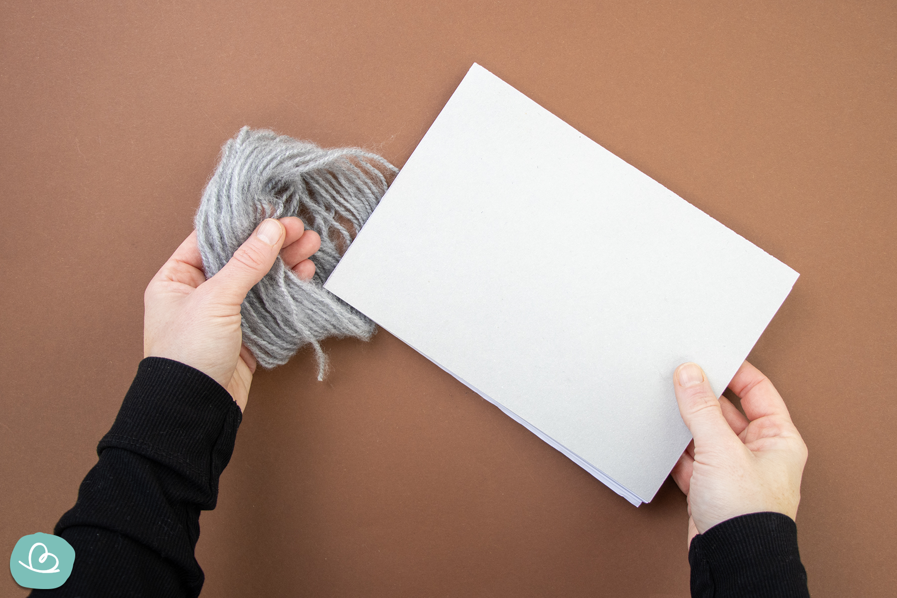 Wollknäul von Pappe abstreifen