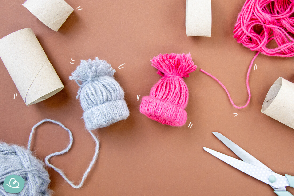 Mini-Mützen aus Wolle und Klopapierrolle basteln