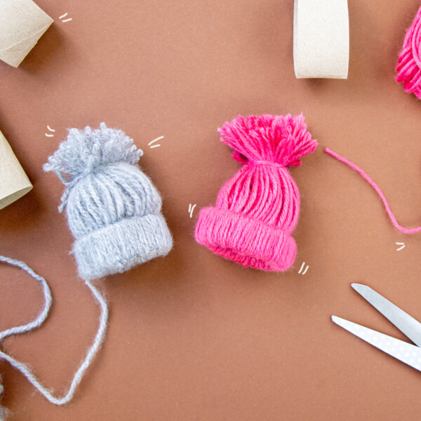 Mini-Mützen aus Wolle und Klopapierrolle basteln