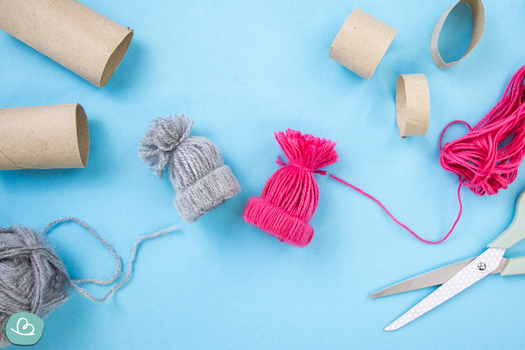 Mini-Mützen aus Wolle und Klopapierrollen