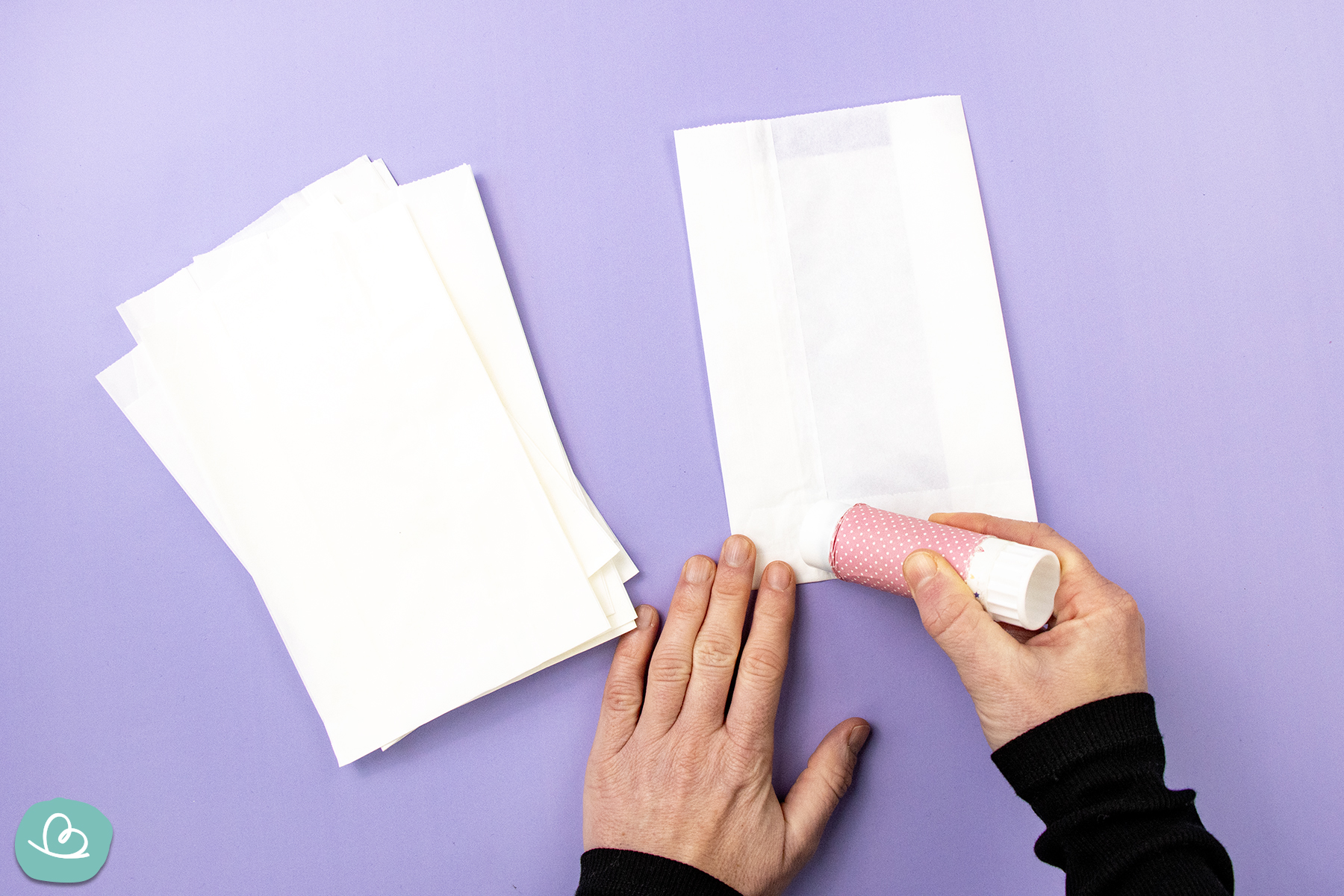 Tüte mit Leim bestreichen