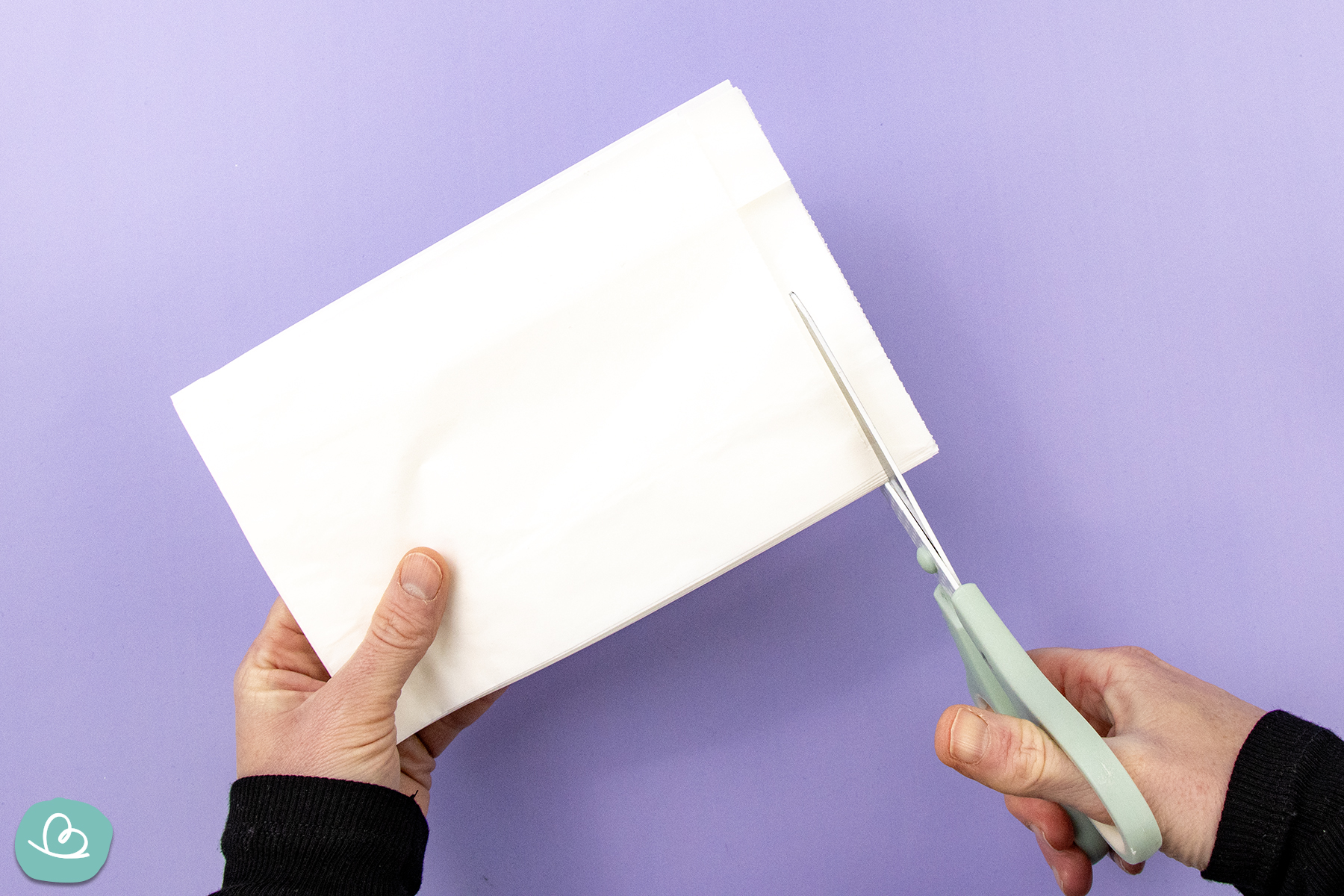 Tüten auf gleiche Länge mit einer Schere kürzen