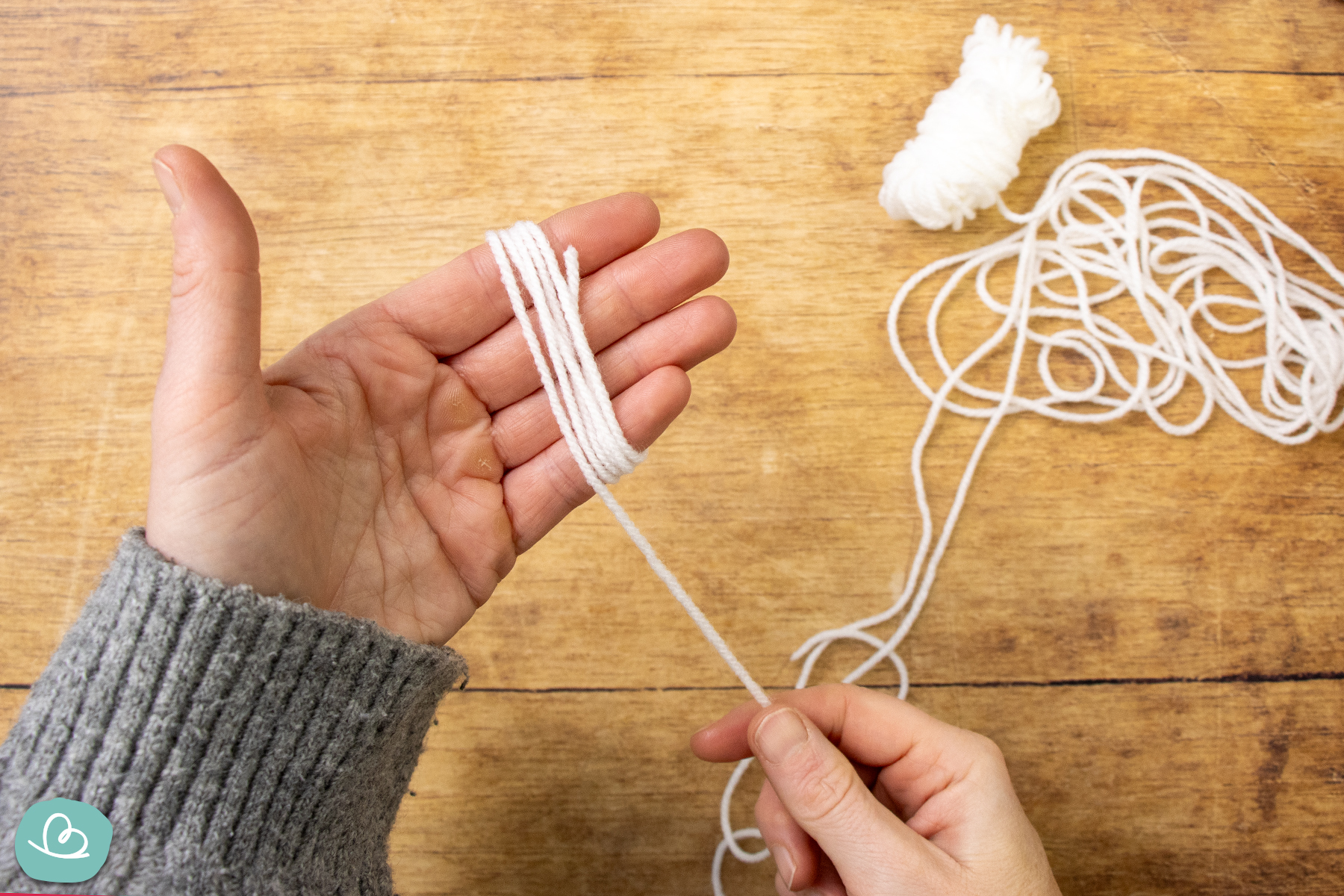 Wolle auf Handfläche aufwickeln