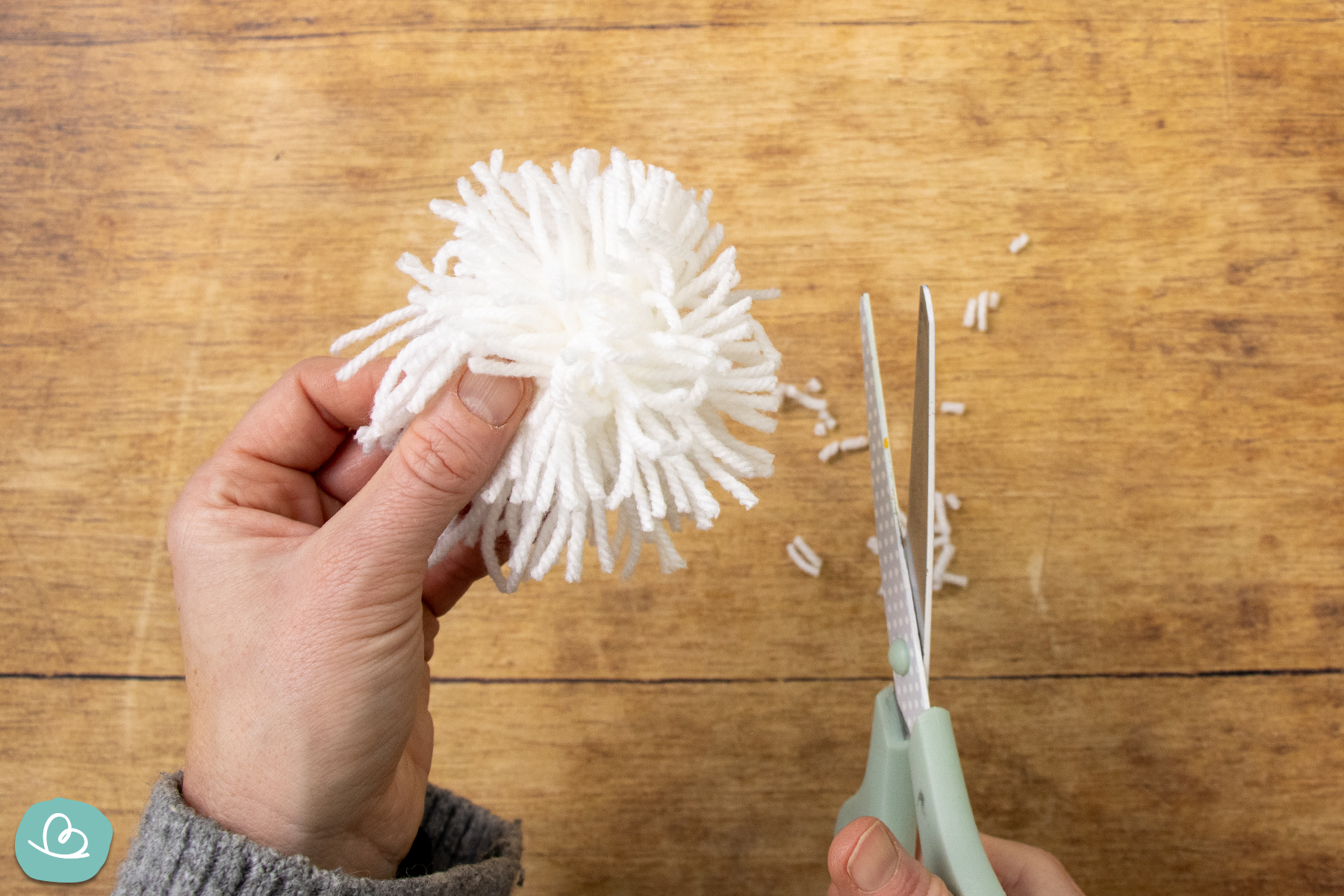 Bommel in Form schneiden