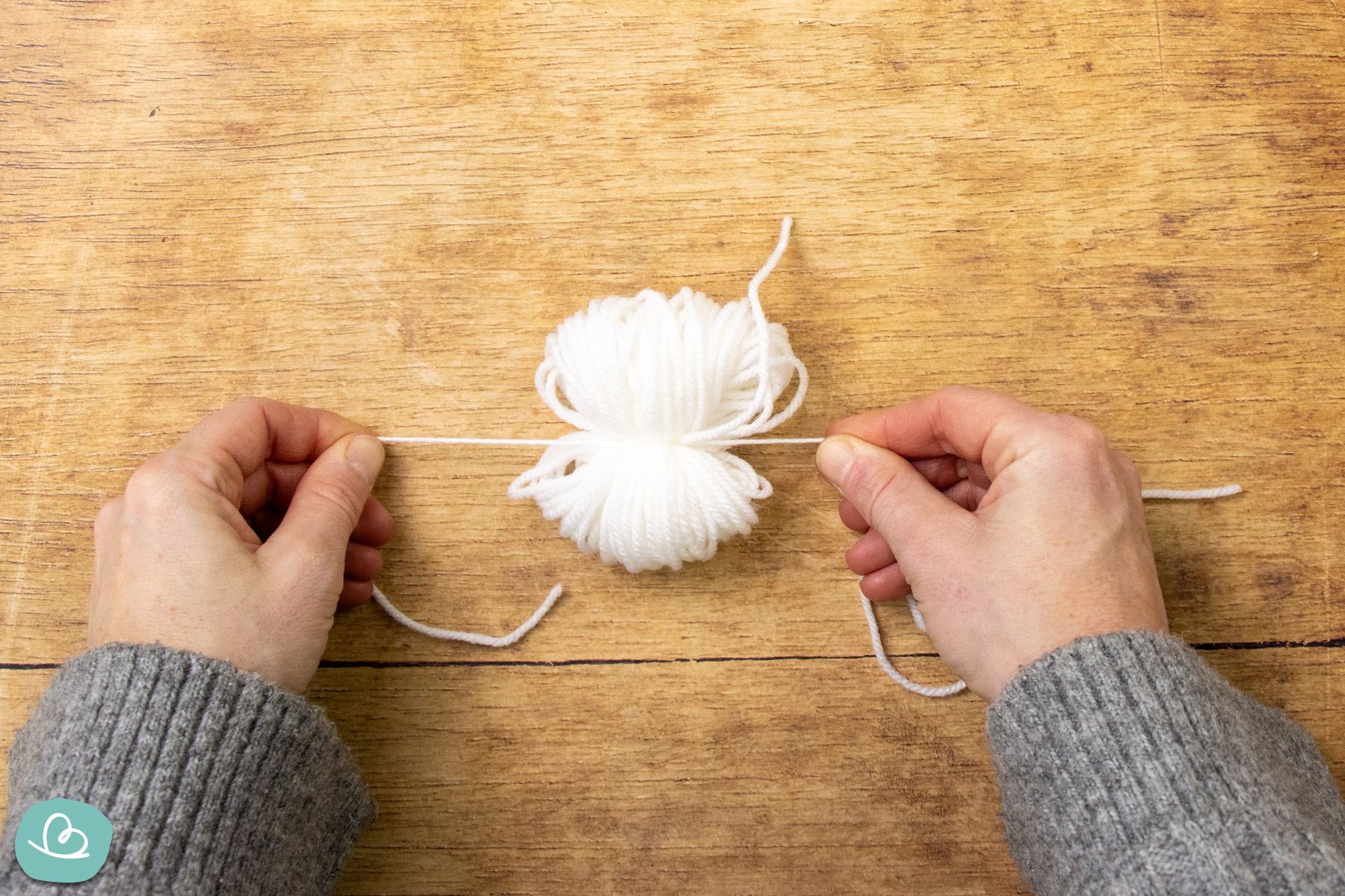 Bommel basteln - Wollkäul verschließen mit Wollfaden