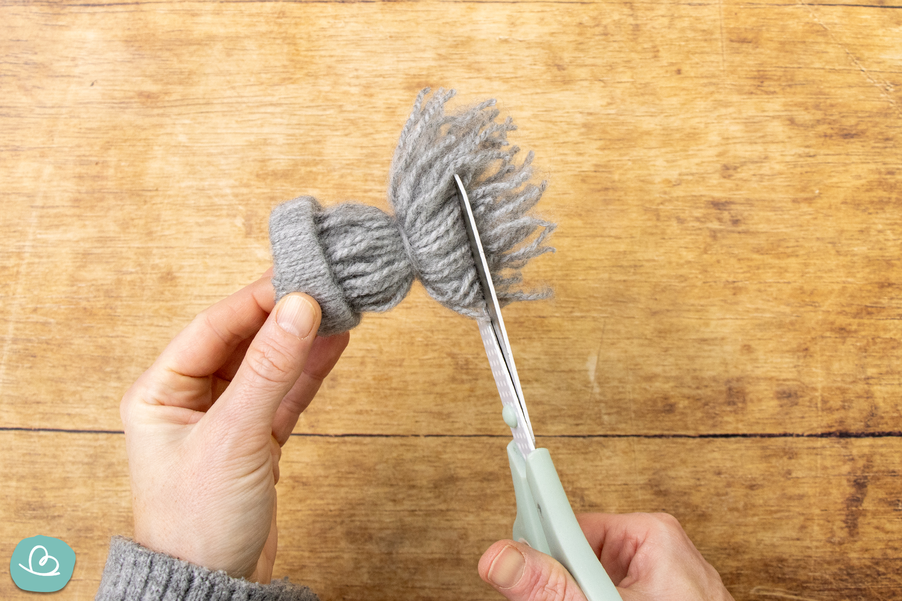 Überstehende Wollfäden abschneiden