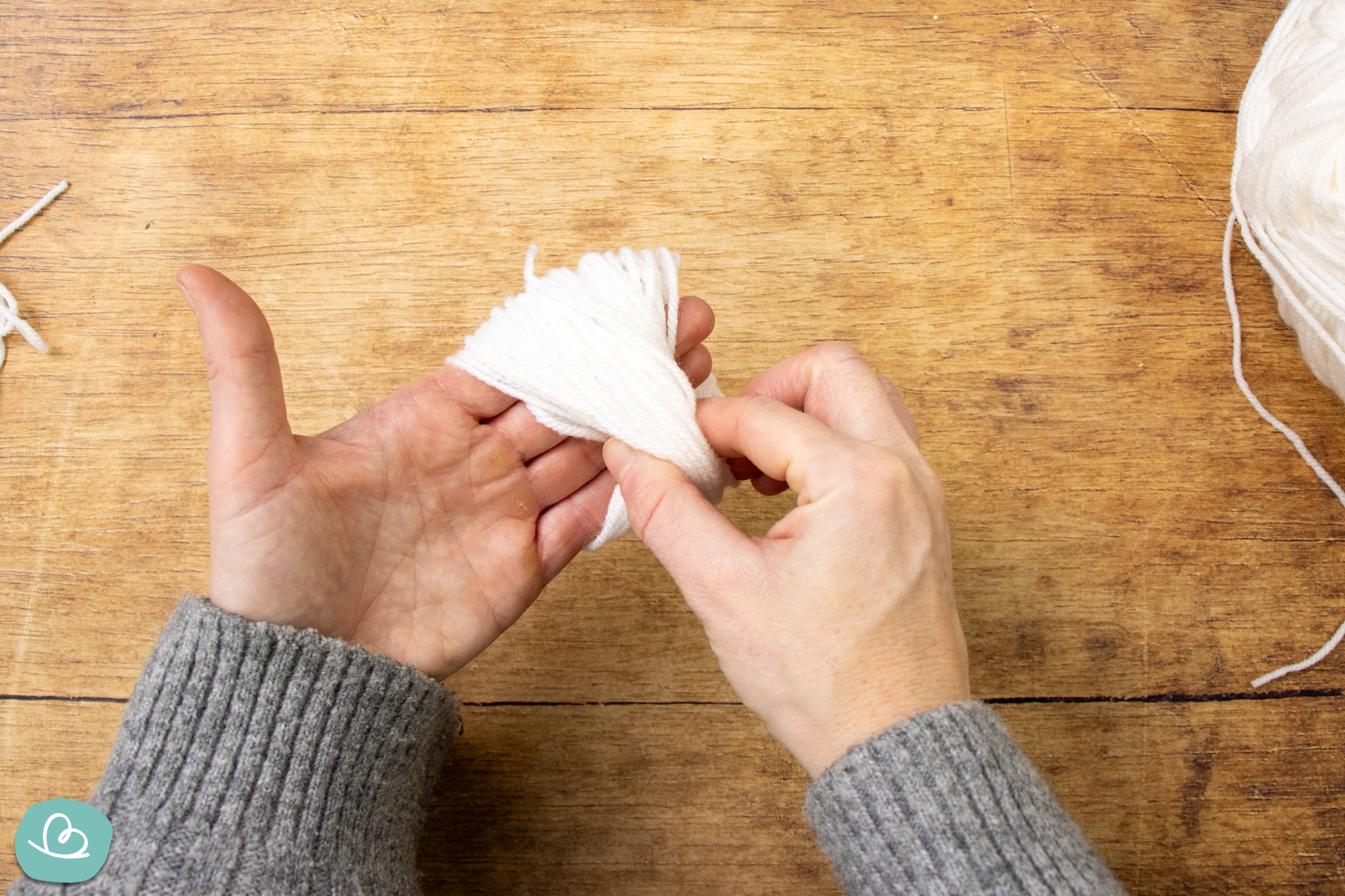 Bommel basteln mit der Hand