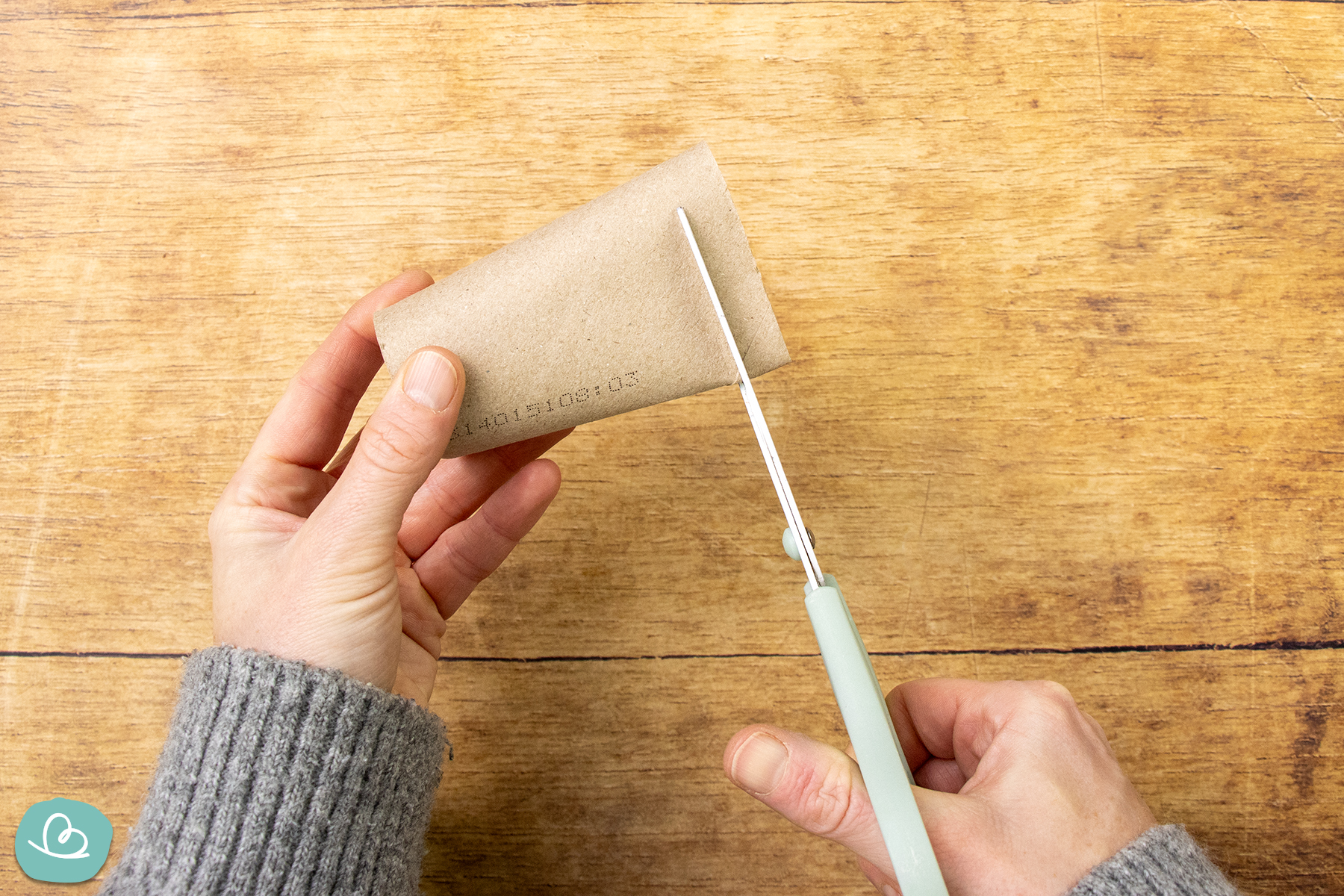 Streifen von Klopapierrolle abschneiden