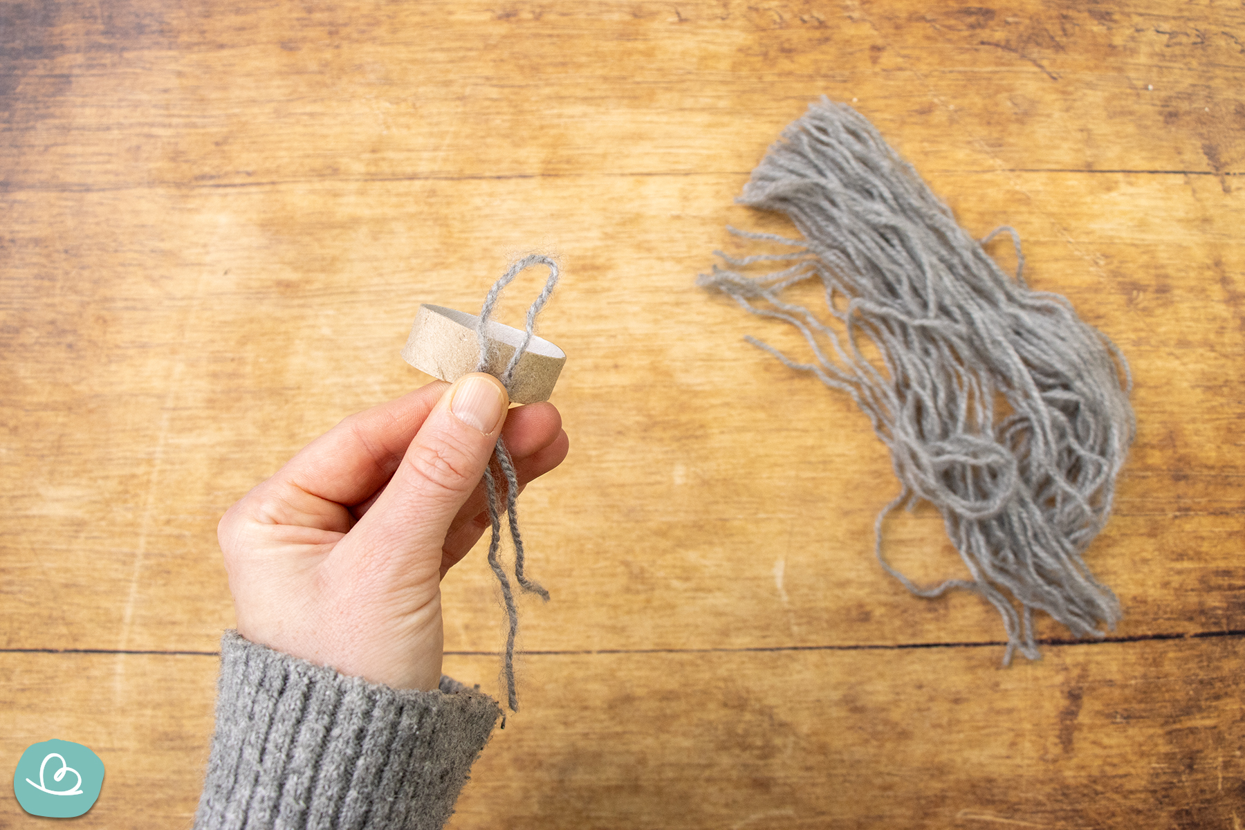 Wollfaden als Schlaufe gelegt