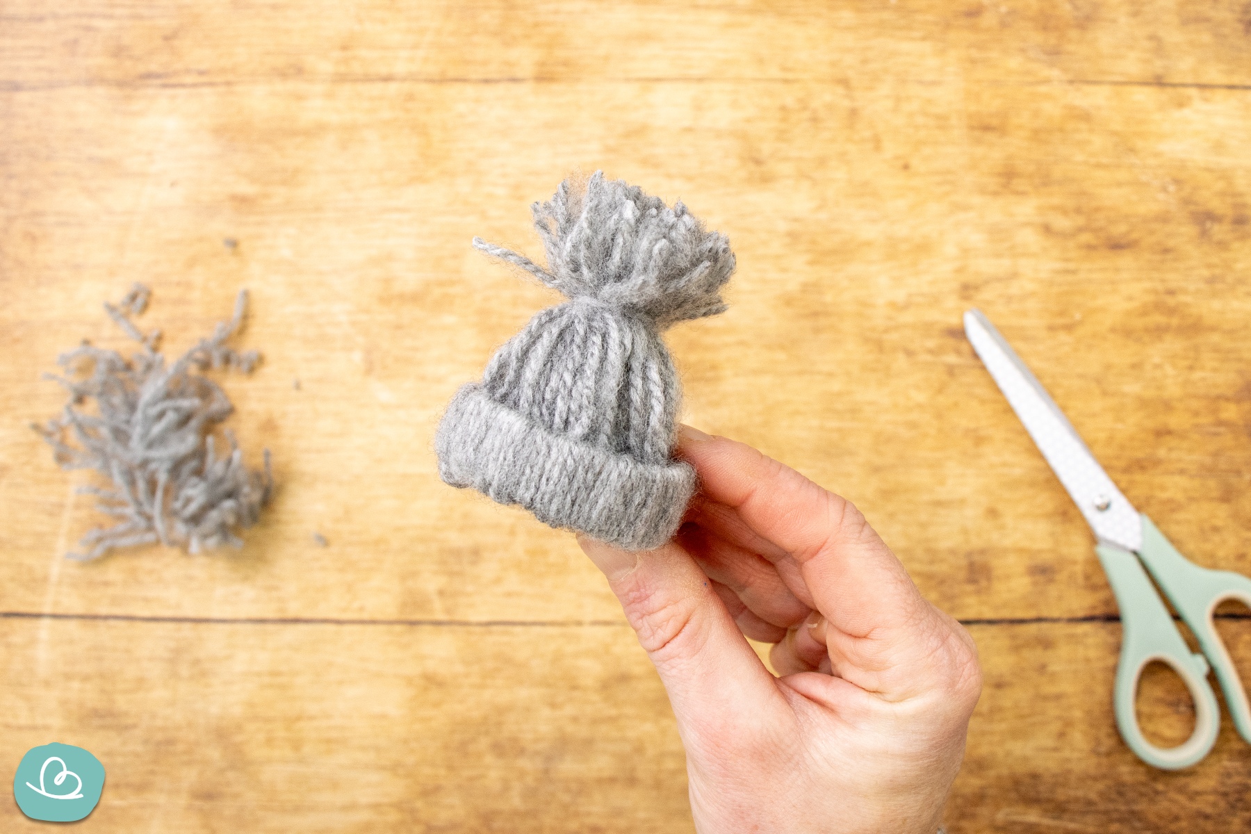 Mini Mütze aus Wolle basteln