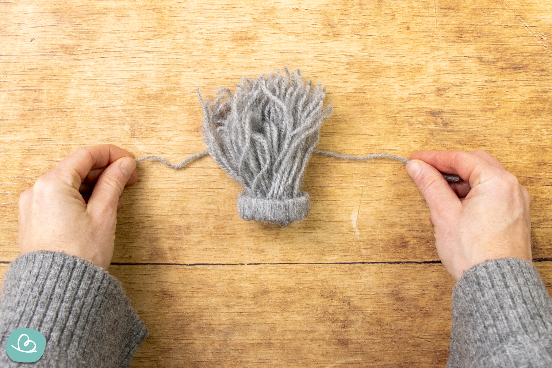 Wollfäden zusammen binden