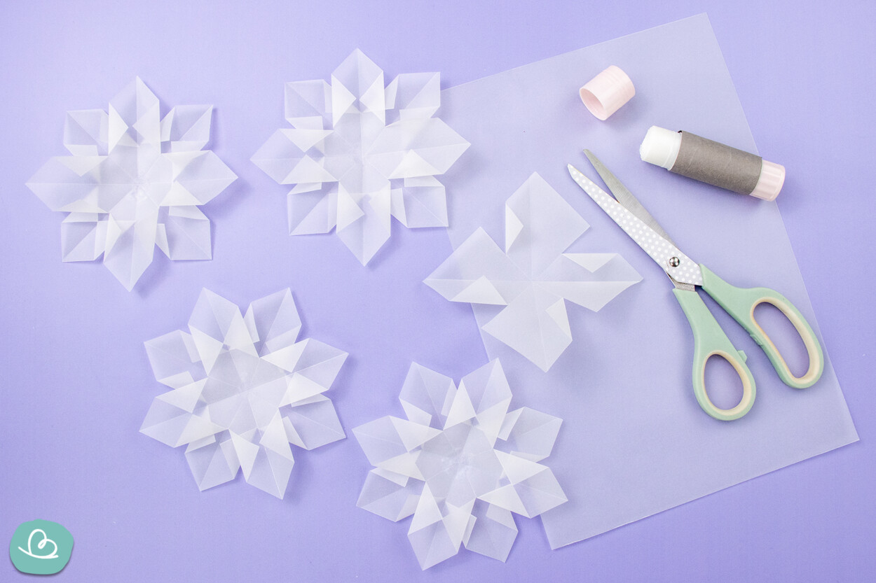 Faltsterne aus Transparentpapier basteln