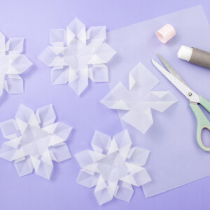 Faltsterne aus Transparentpapier basteln