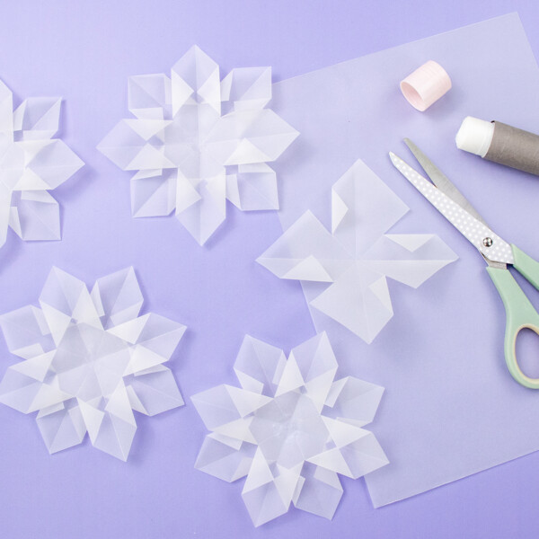 Faltsterne aus Transparentpapier basteln