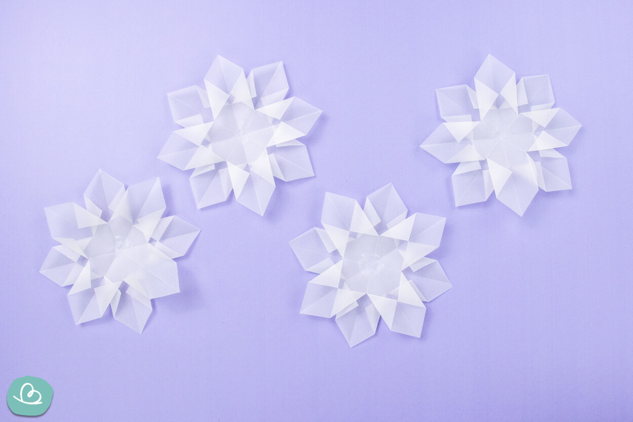 Schneeflocken aus Transparentpapier