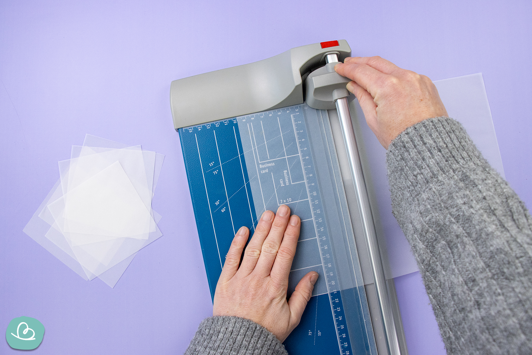Transparentpapier mit Papierschneidemaschibeschneiden