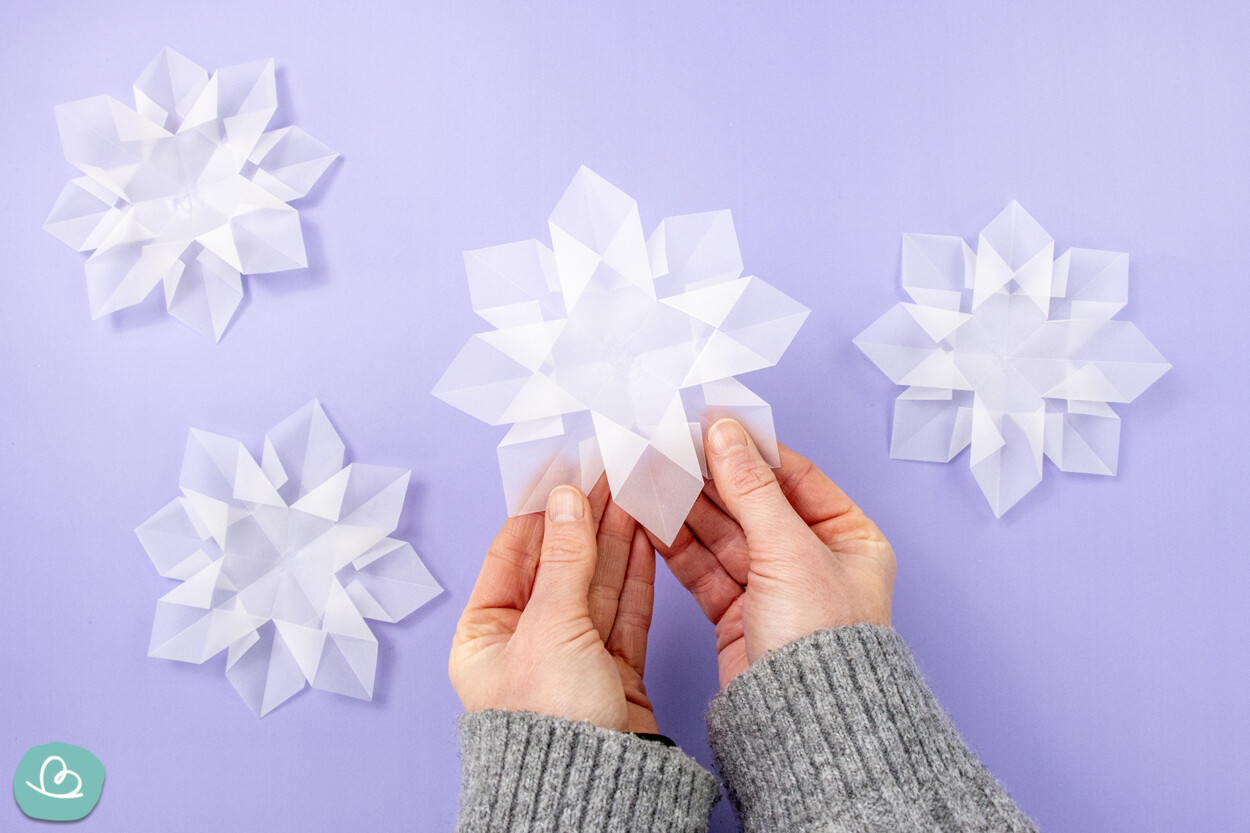 Papiersterne in der Hand haltend