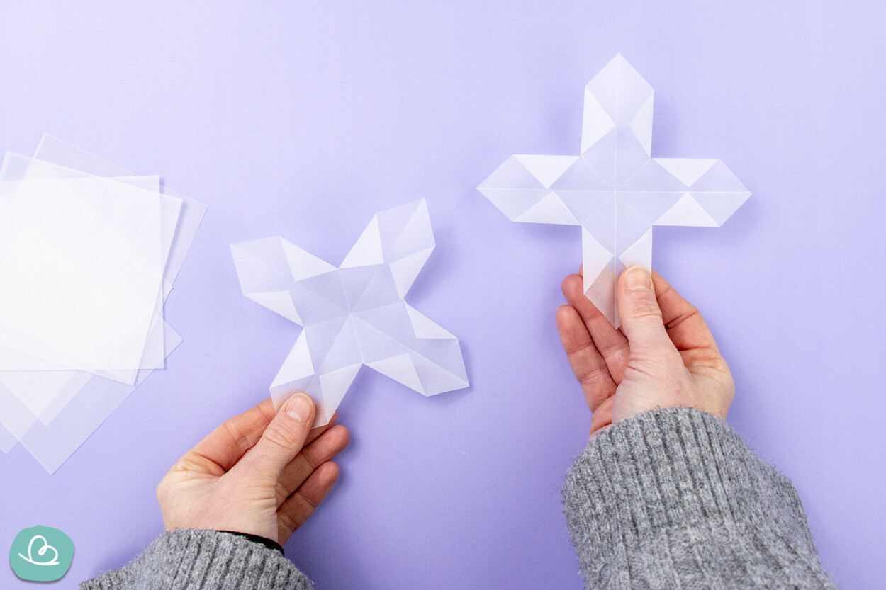 Gefaltete Sternspitzen aus Transparentpapier